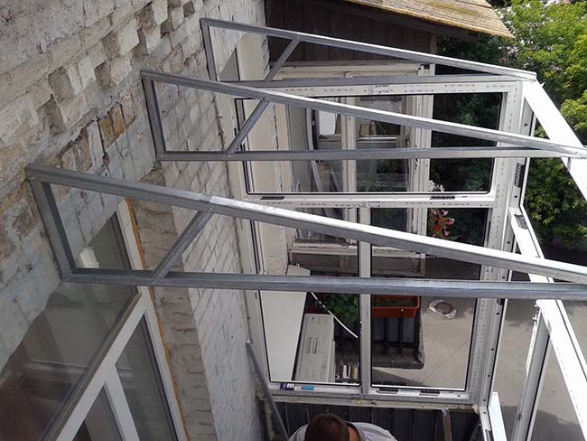 Остекление лоджии и установка крыши на последнем этаже Руза